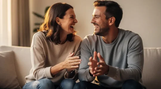 Couple en connexion émotionnelle profonde partageant un moment de complicité intime