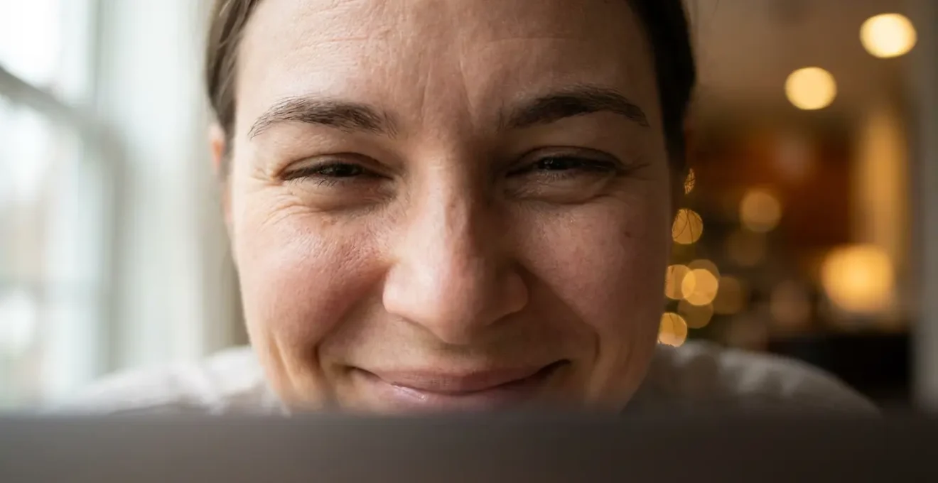Gros plan sur une personne souriant naturellement face à la caméra